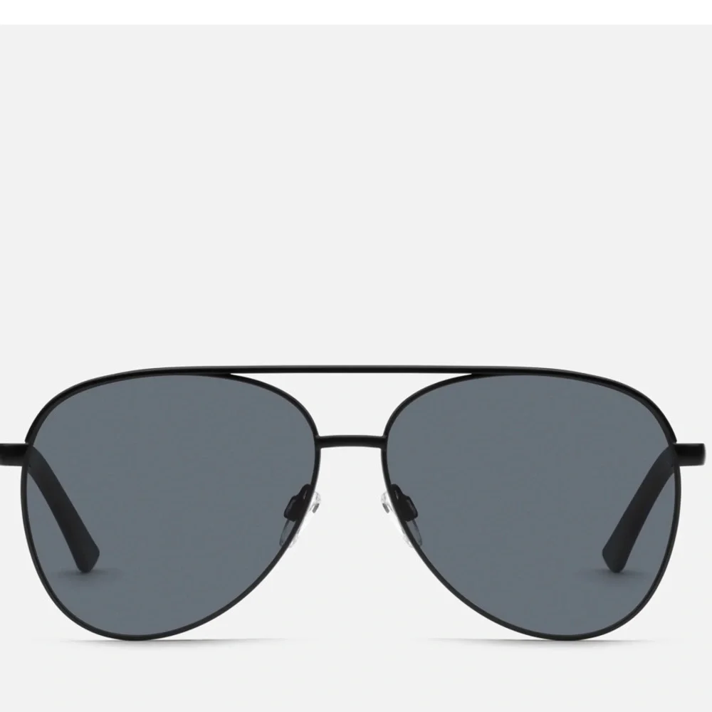 Quay VIVIENNE black oversized aviator sunglasses‎ new with black canvas pouch